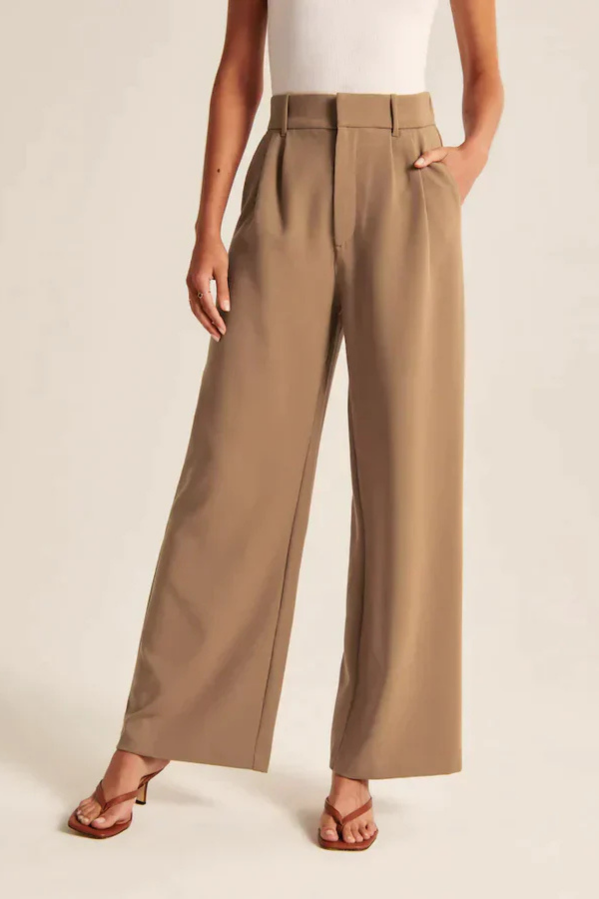 Elara – Tailored Pleated Trousers
