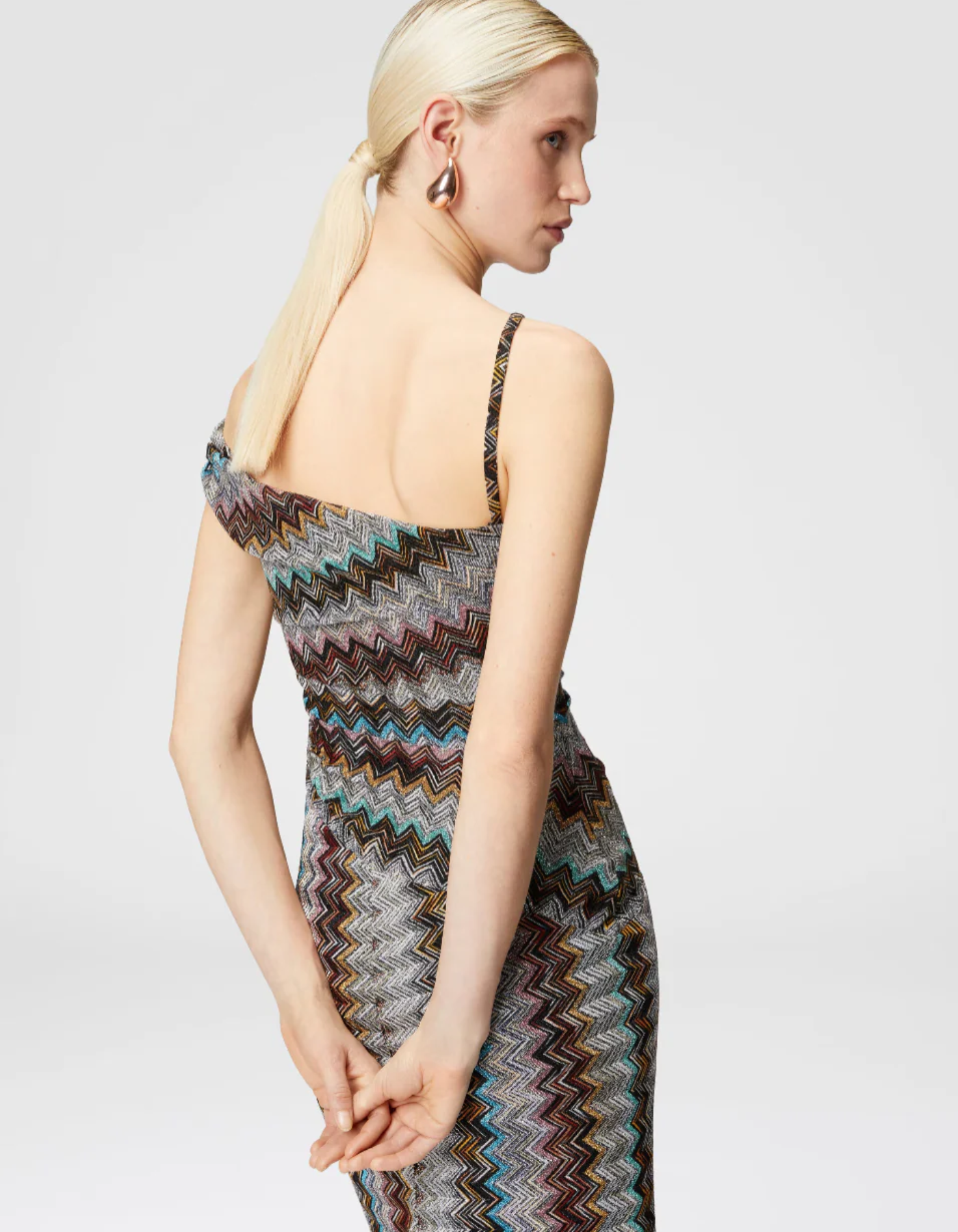 Lisandra – Vibrant chevron pattern – One-shoulder dress