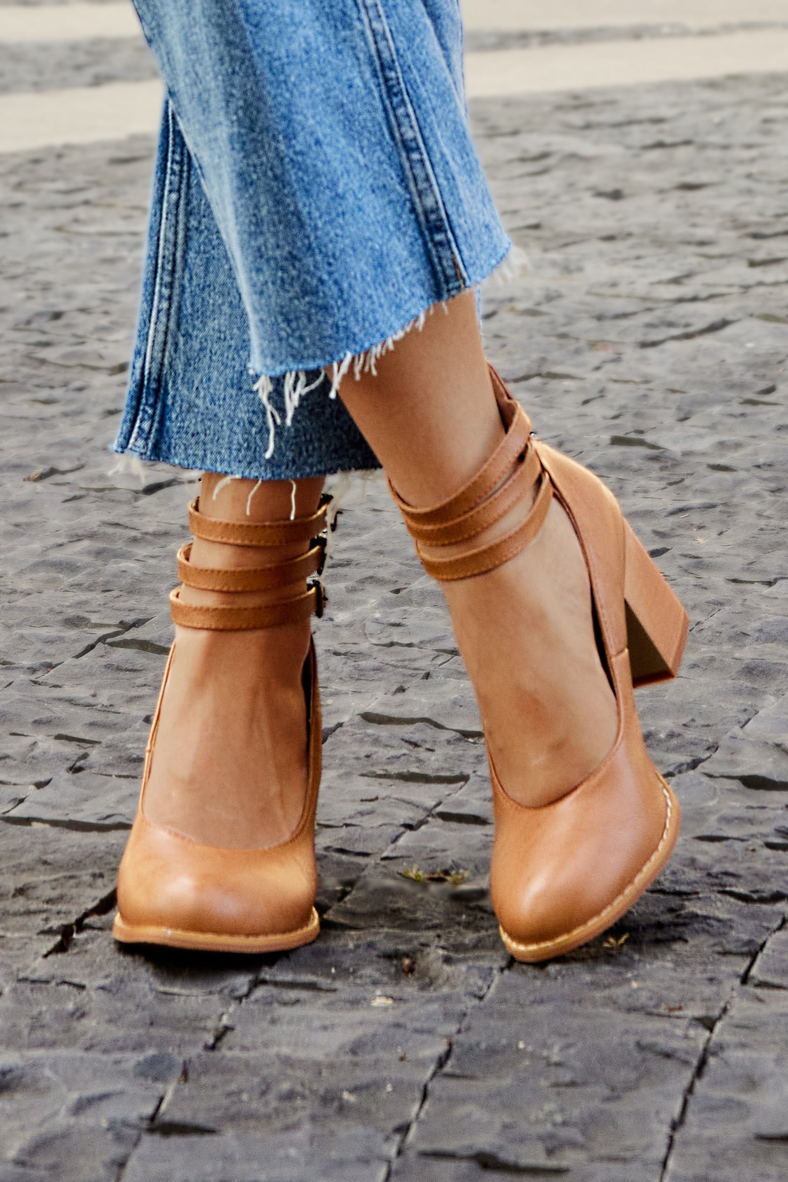Narella - Elegant mid-heel square toe sandals
