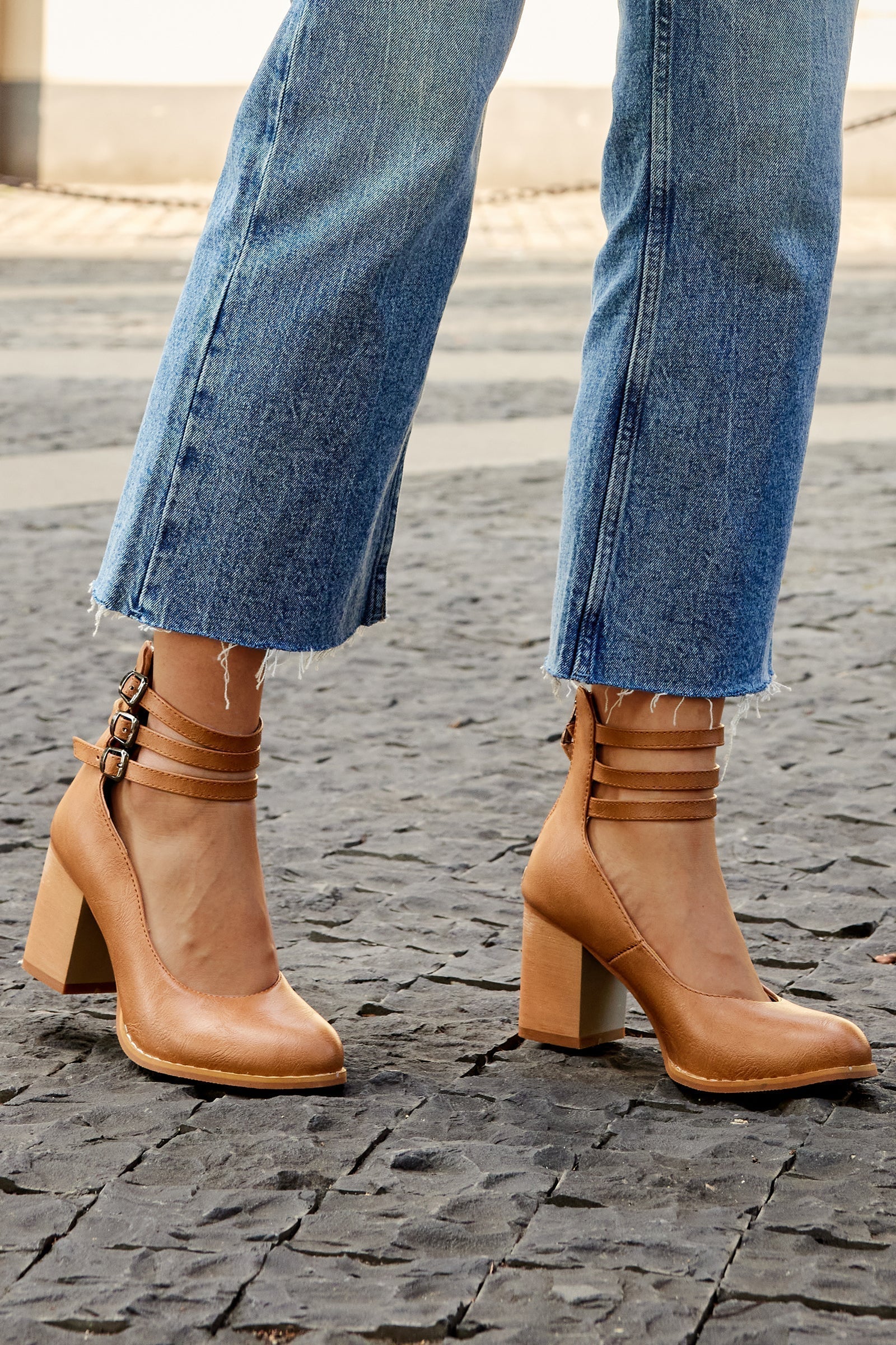 Narella - Elegant mid-heel square toe sandals