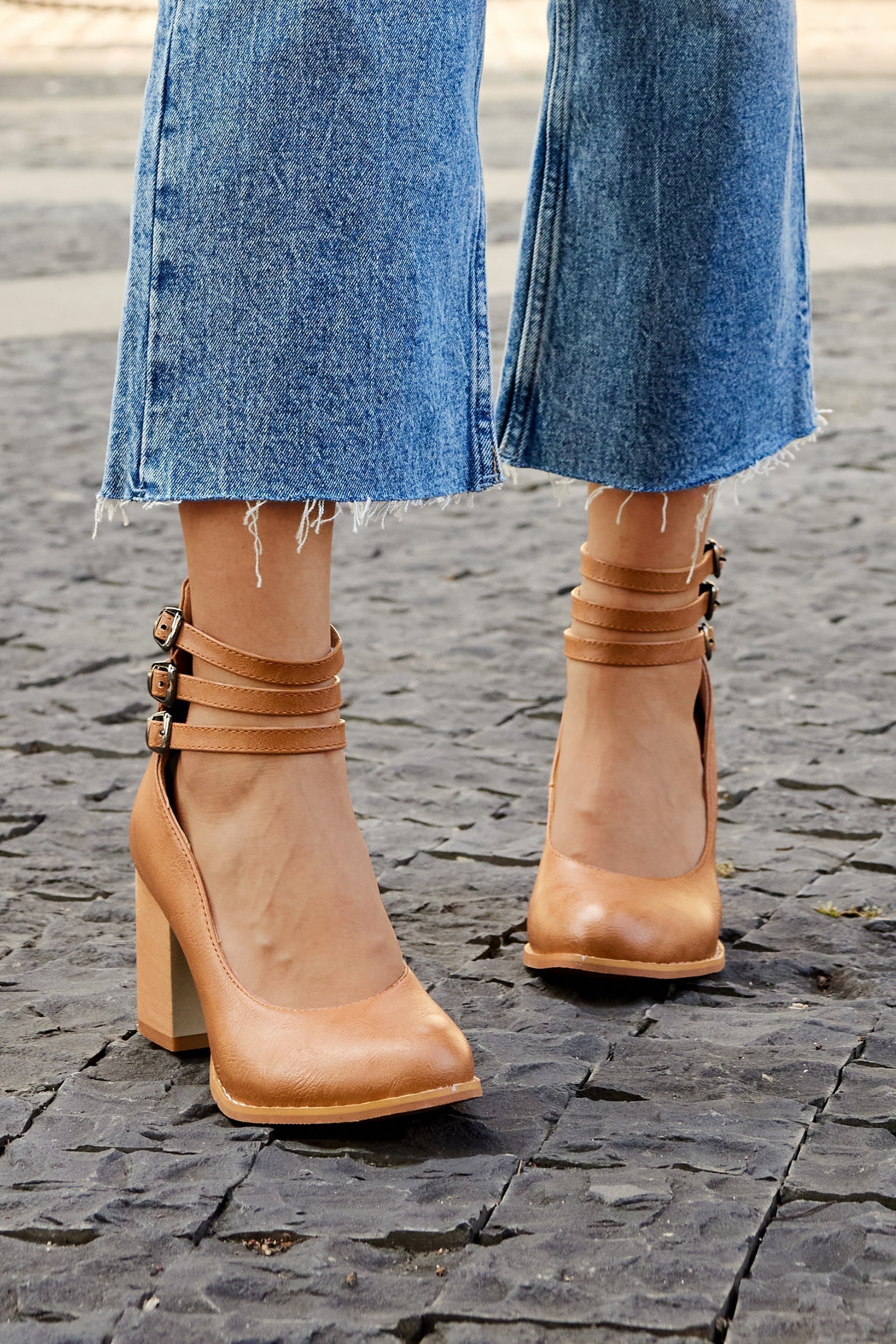 Narella - Elegant mid-heel square toe sandals