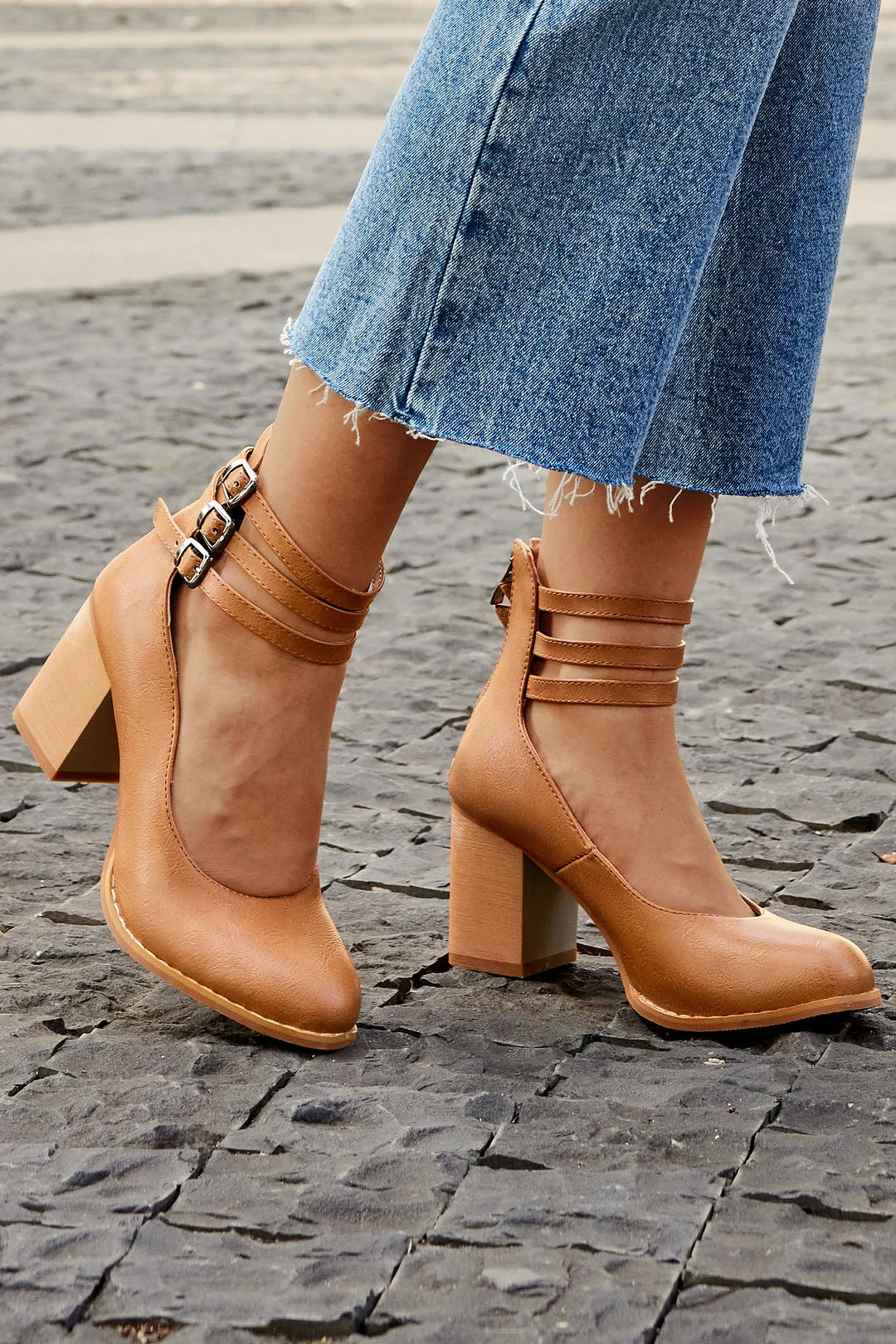 Narella - Elegant mid-heel square toe sandals